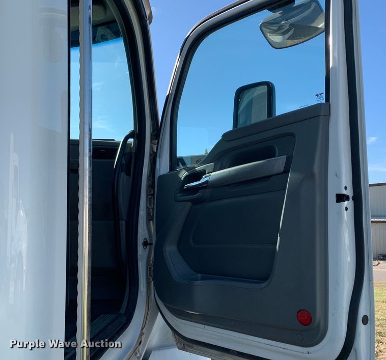 image for item EJ2903 2016 Kenworth  T880 semi truck