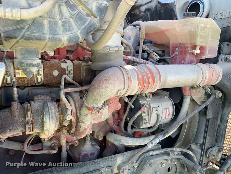 image for item EJ2903 2016 Kenworth  T880 semi truck