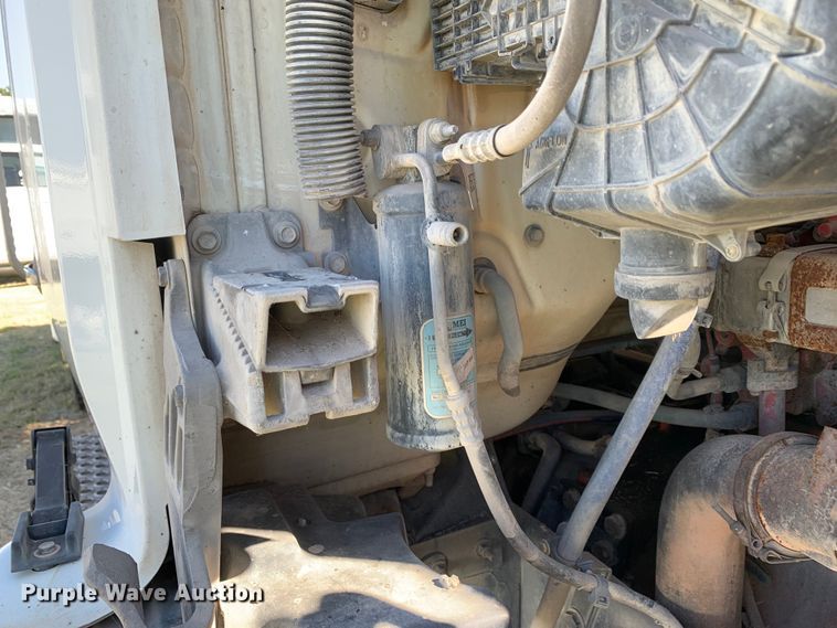 image for item EJ2903 2016 Kenworth  T880 semi truck