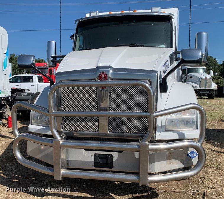 image for item EJ2904 2020 Kenworth  T880 semi truck