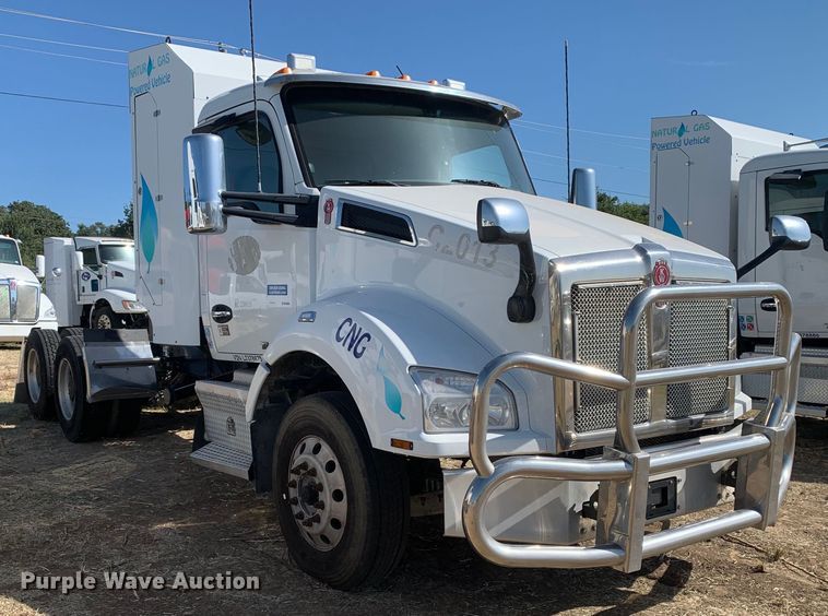 image for item EJ2904 2020 Kenworth  T880 semi truck
