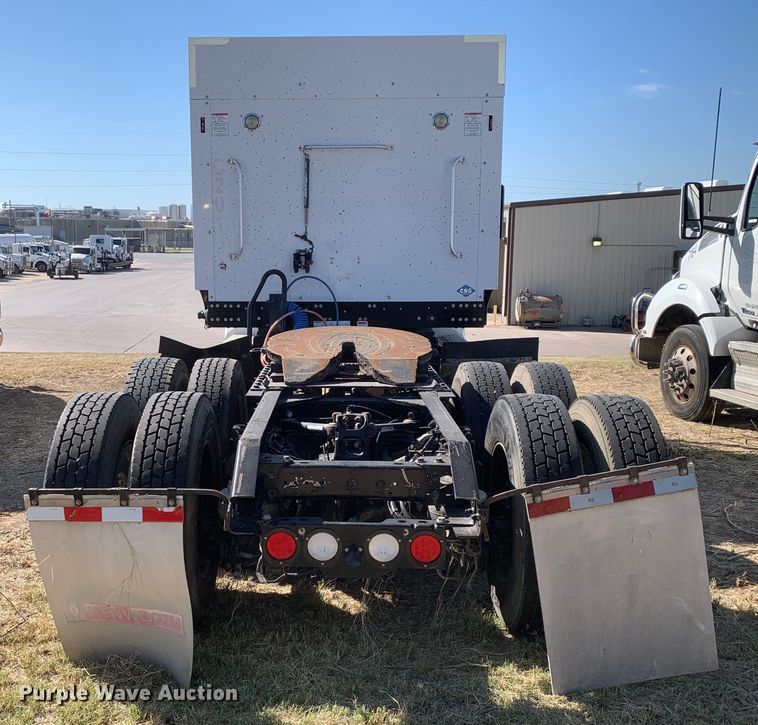 image for item EJ2904 2020 Kenworth  T880 semi truck