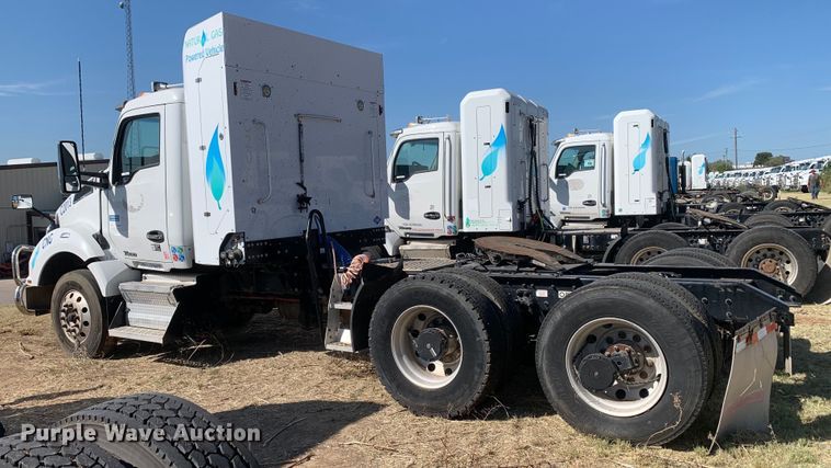 image for item EJ2904 2020 Kenworth  T880 semi truck