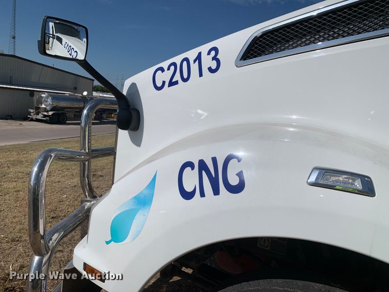 image for item EJ2904 2020 Kenworth  T880 semi truck