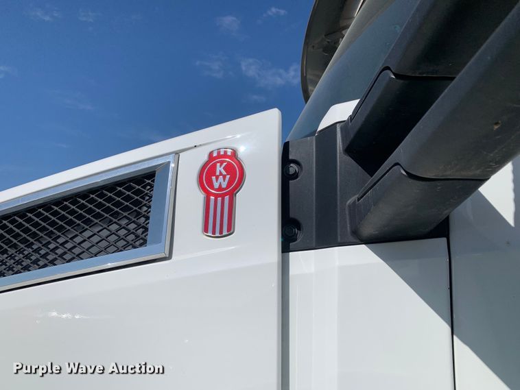 image for item EJ2904 2020 Kenworth  T880 semi truck