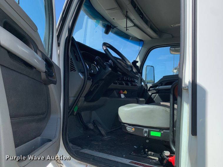 image for item EJ2904 2020 Kenworth  T880 semi truck