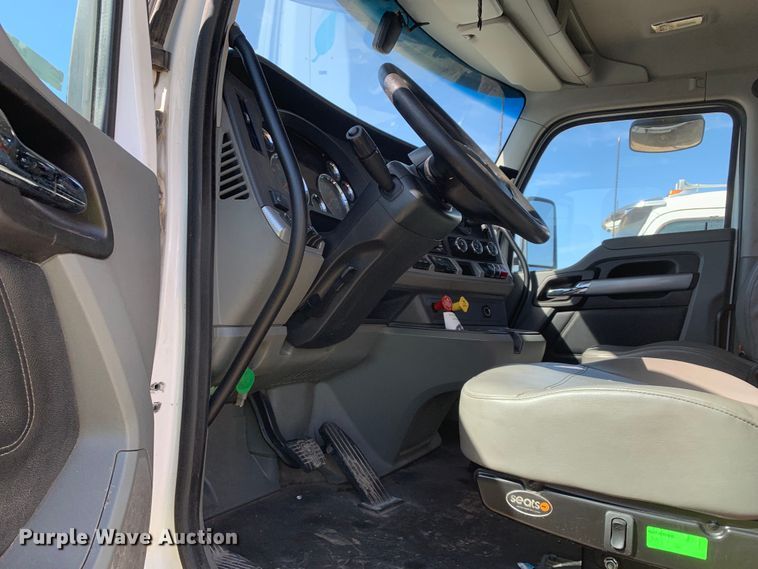 image for item EJ2904 2020 Kenworth  T880 semi truck