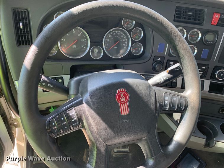 image for item EJ2904 2020 Kenworth  T880 semi truck