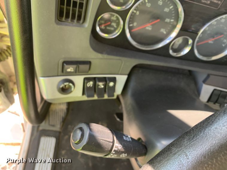 image for item EJ2904 2020 Kenworth  T880 semi truck