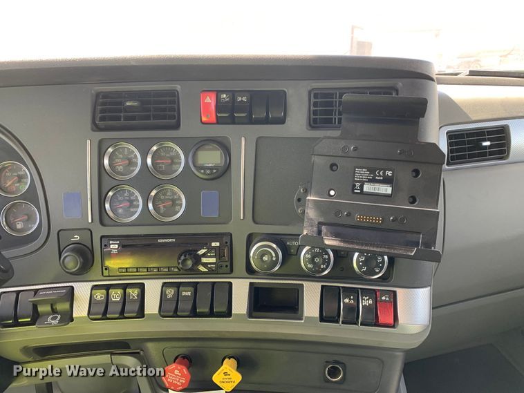 image for item EJ2904 2020 Kenworth  T880 semi truck