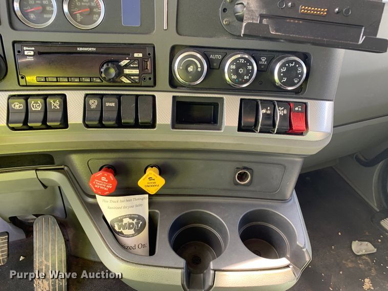 image for item EJ2904 2020 Kenworth  T880 semi truck