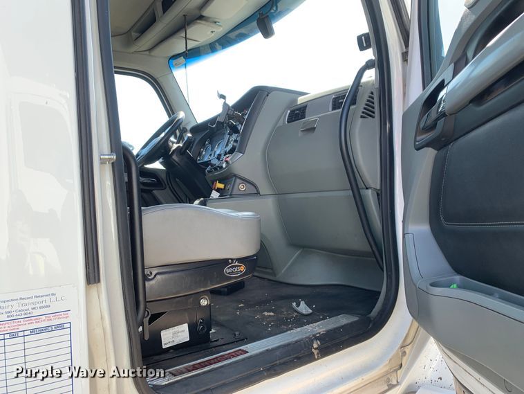 image for item EJ2904 2020 Kenworth  T880 semi truck