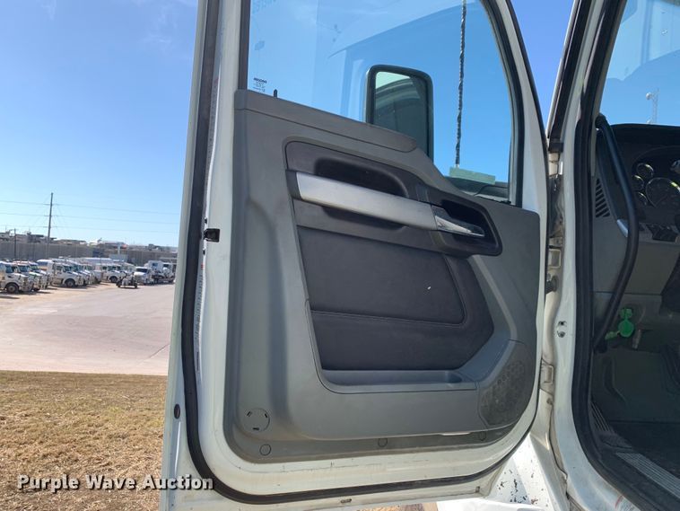 image for item EJ2904 2020 Kenworth  T880 semi truck