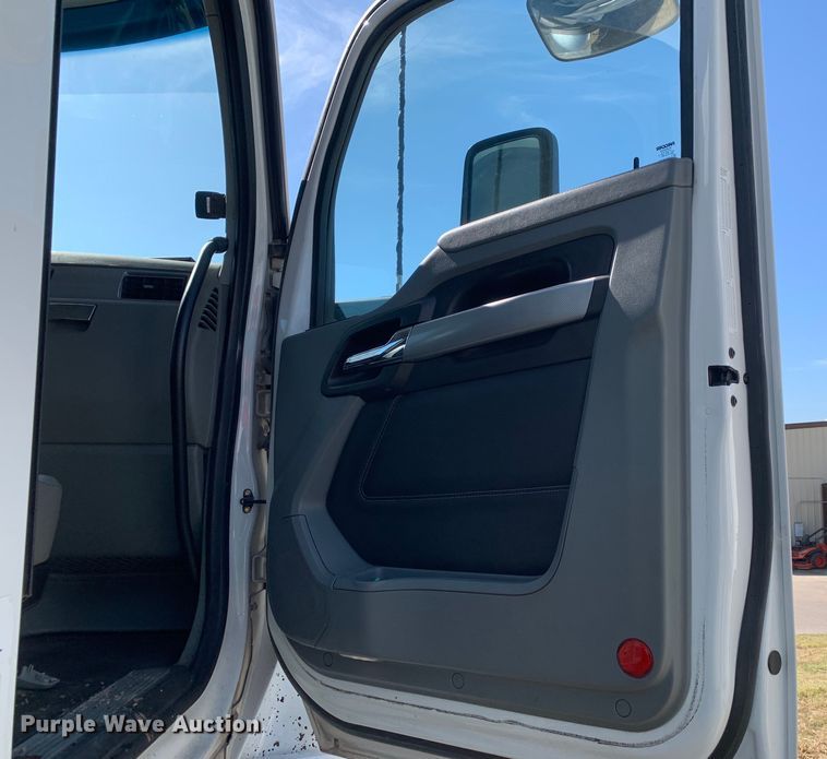 image for item EJ2904 2020 Kenworth  T880 semi truck