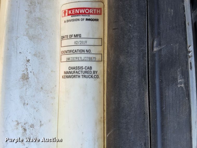 image for item EJ2904 2020 Kenworth  T880 semi truck