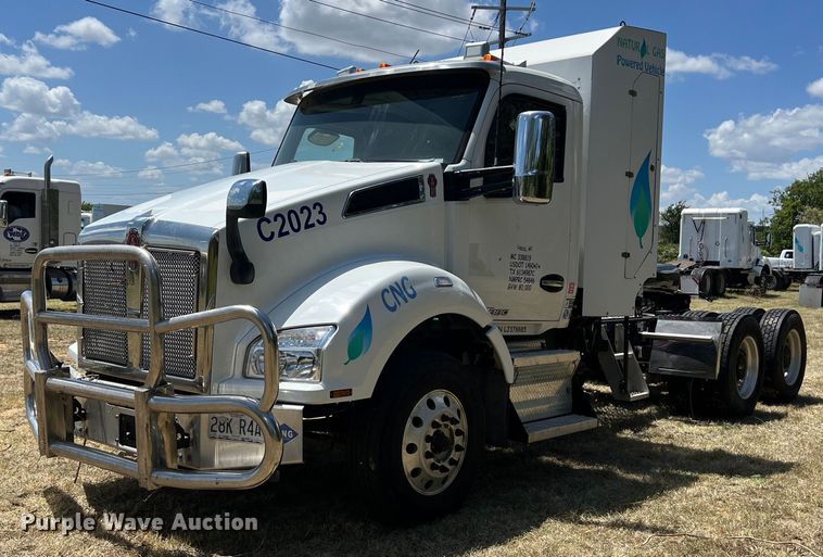 image for item EJ2905 2020 Kenworth T880 semi truck