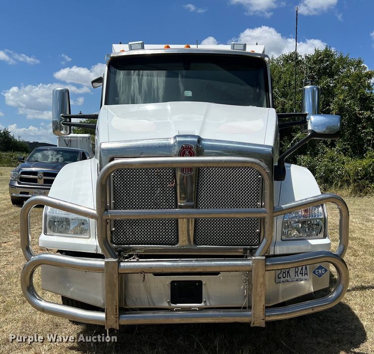 image for item EJ2905 2020 Kenworth T880 semi truck