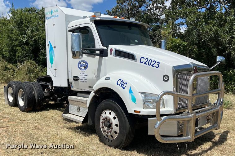 image for item EJ2905 2020 Kenworth T880 semi truck