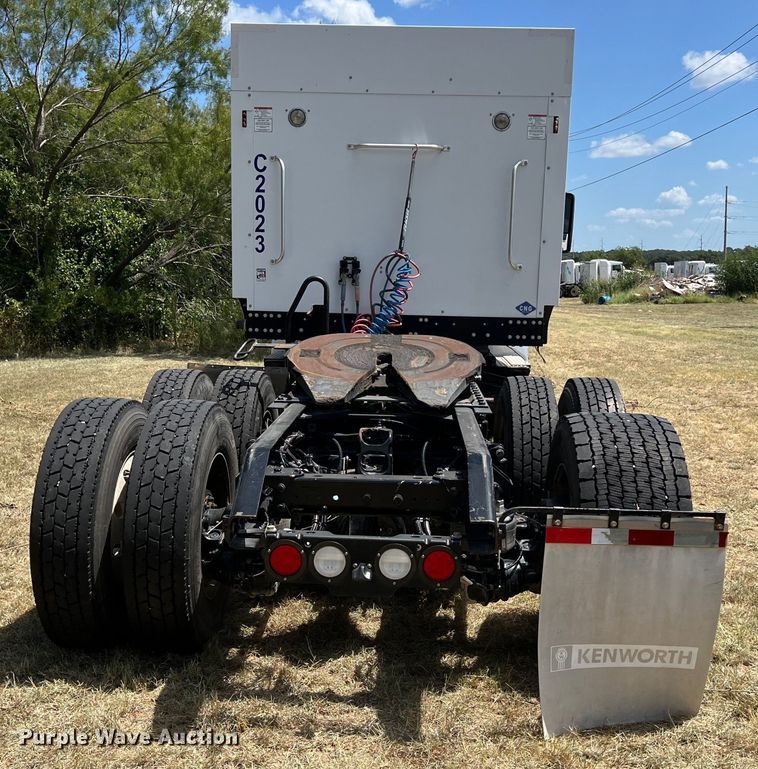 image for item EJ2905 2020 Kenworth T880 semi truck