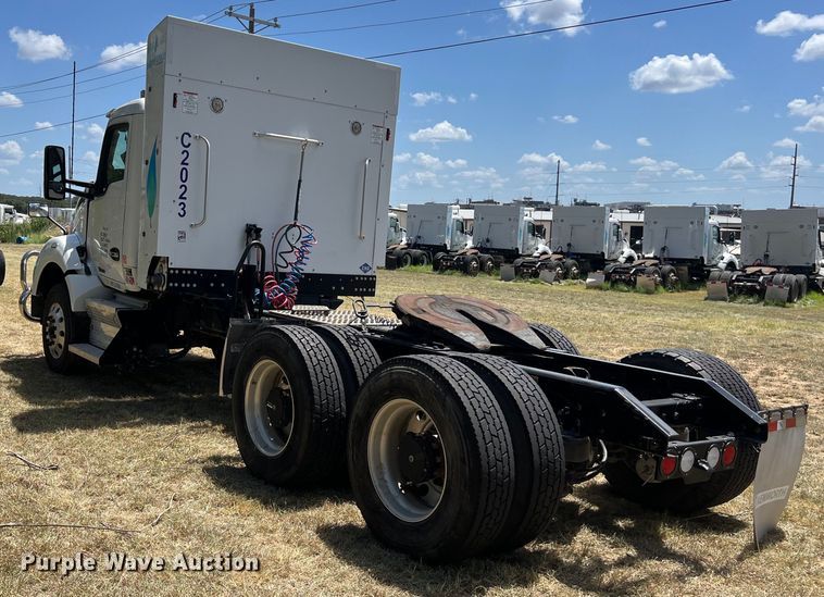 image for item EJ2905 2020 Kenworth T880 semi truck