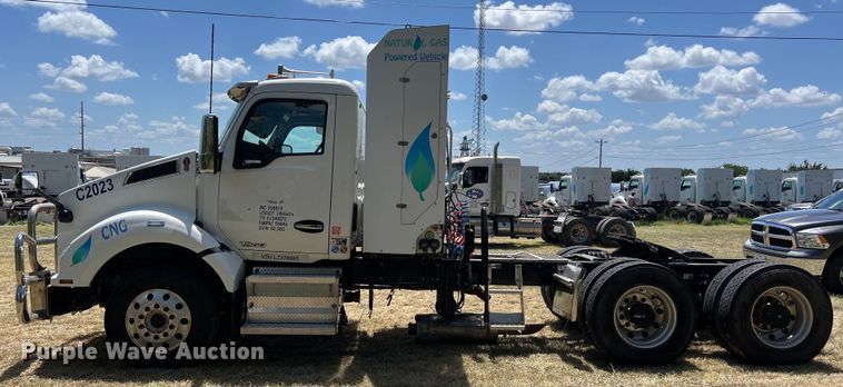 image for item EJ2905 2020 Kenworth T880 semi truck