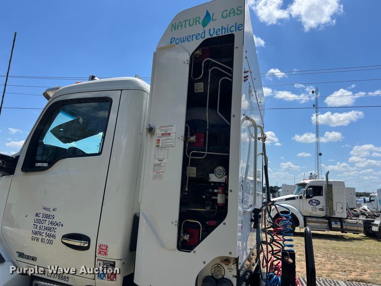 image for item EJ2905 2020 Kenworth T880 semi truck