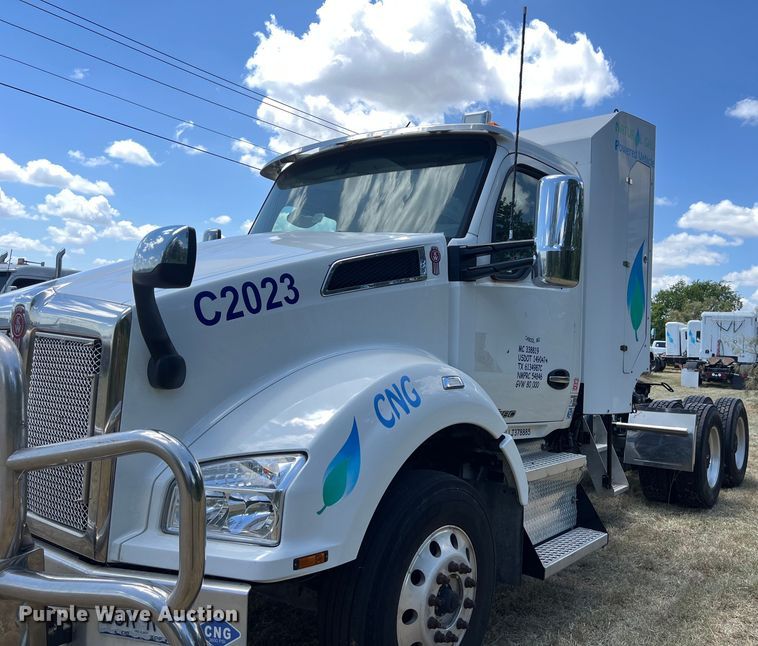 image for item EJ2905 2020 Kenworth T880 semi truck