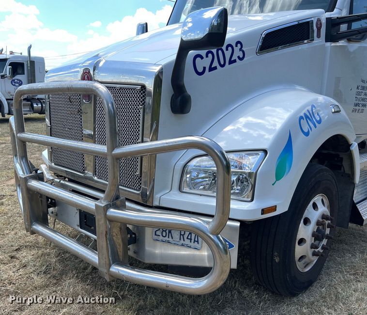image for item EJ2905 2020 Kenworth T880 semi truck