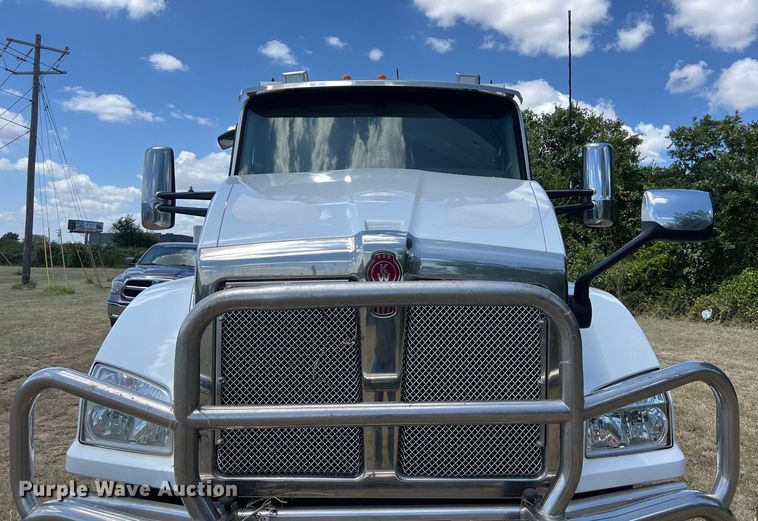 image for item EJ2905 2020 Kenworth T880 semi truck