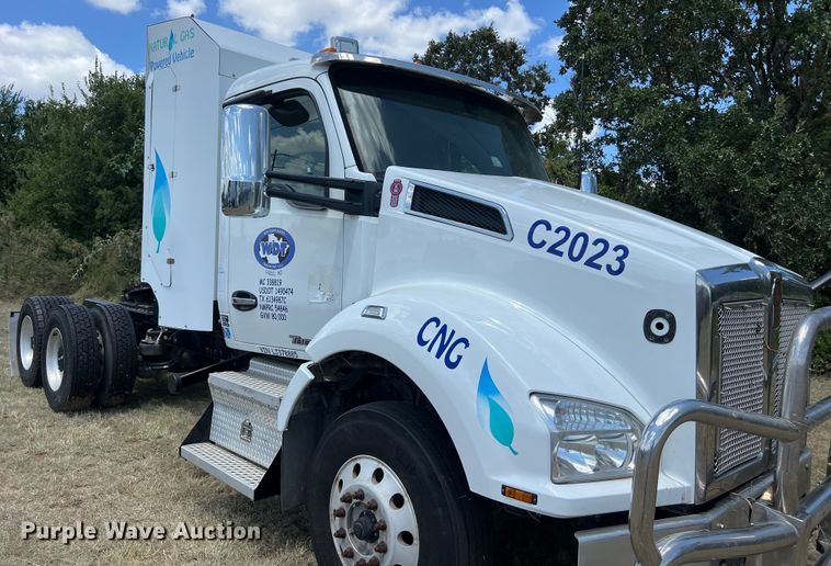 image for item EJ2905 2020 Kenworth T880 semi truck