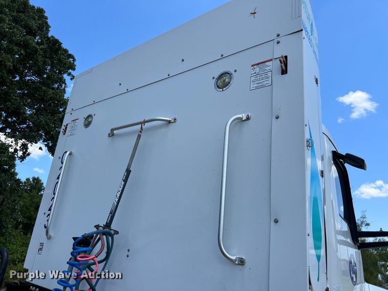 image for item EJ2905 2020 Kenworth T880 semi truck