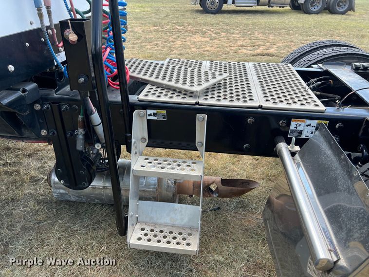 image for item EJ2905 2020 Kenworth T880 semi truck