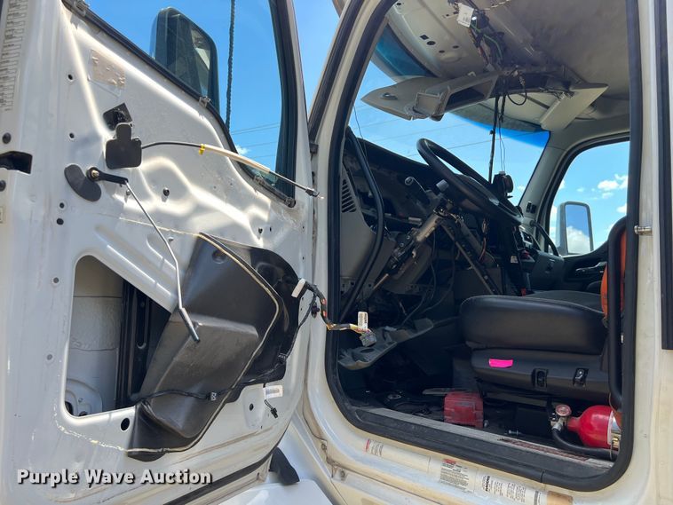 image for item EJ2905 2020 Kenworth T880 semi truck