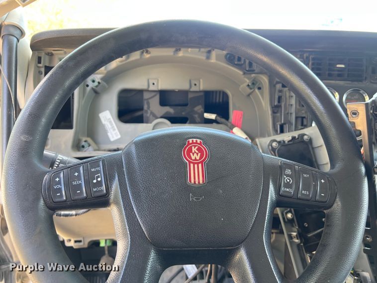 image for item EJ2905 2020 Kenworth T880 semi truck