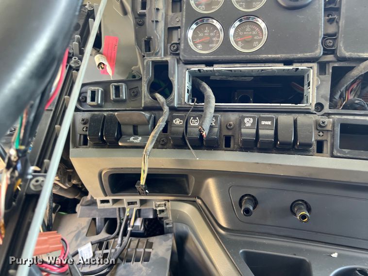 image for item EJ2905 2020 Kenworth T880 semi truck