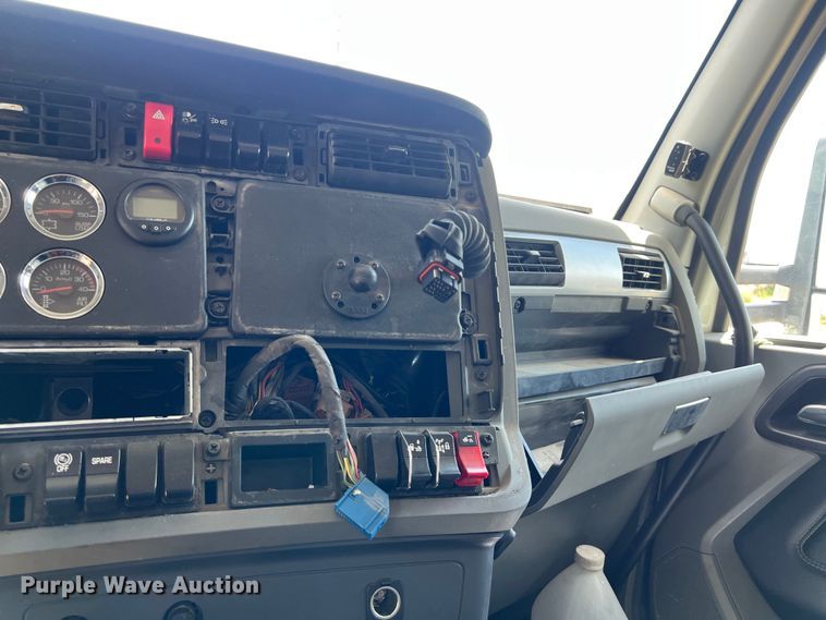 image for item EJ2905 2020 Kenworth T880 semi truck