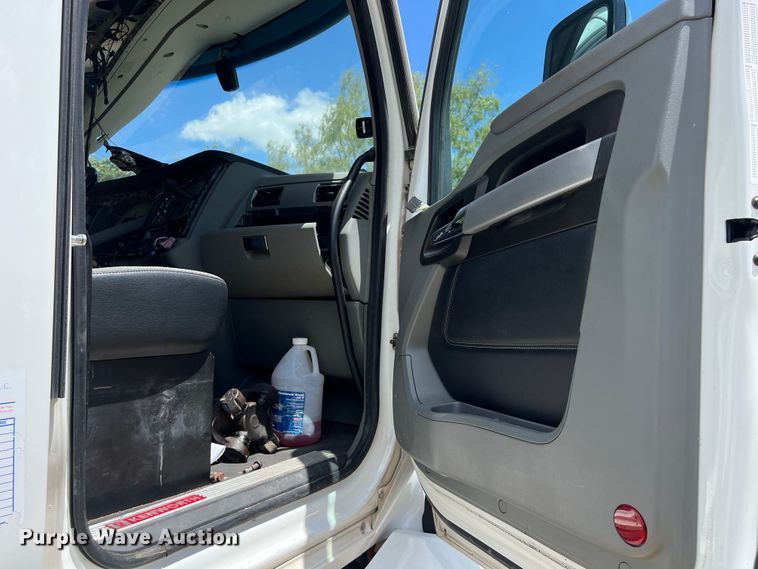 image for item EJ2905 2020 Kenworth T880 semi truck