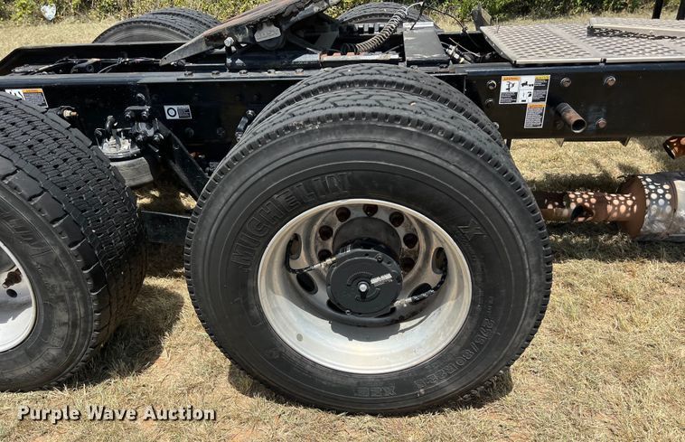 image for item EJ2905 2020 Kenworth T880 semi truck