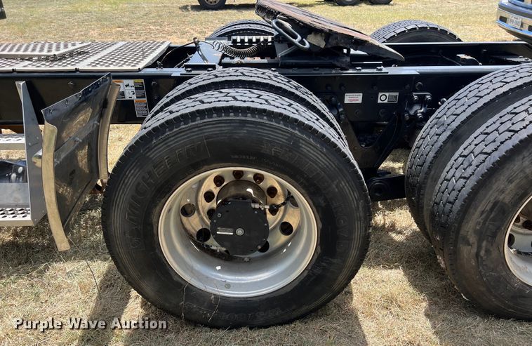 image for item EJ2905 2020 Kenworth T880 semi truck