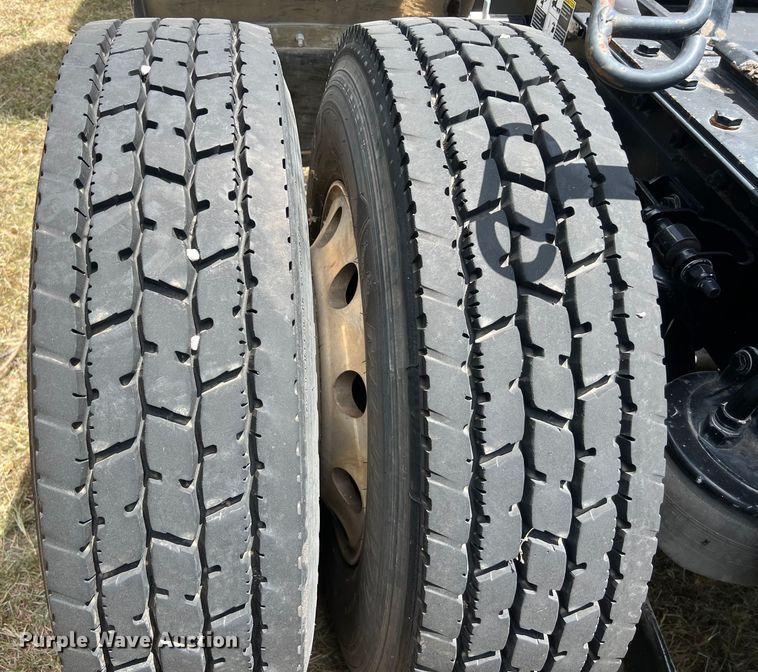 image for item EJ2905 2020 Kenworth T880 semi truck