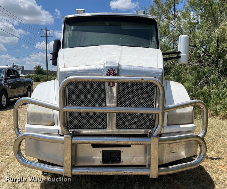 image for item EJ2906 2016 Kenworth T880 semi truck