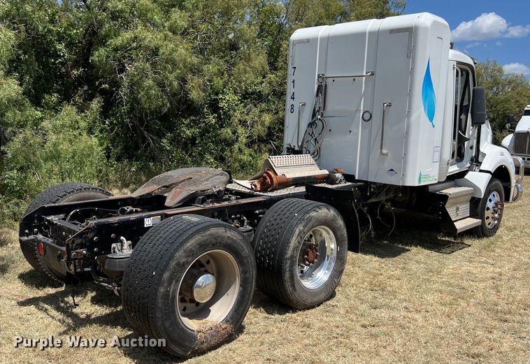 image for item EJ2906 2016 Kenworth T880 semi truck