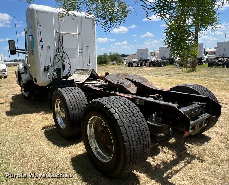 image for item EJ2906 2016 Kenworth T880 semi truck