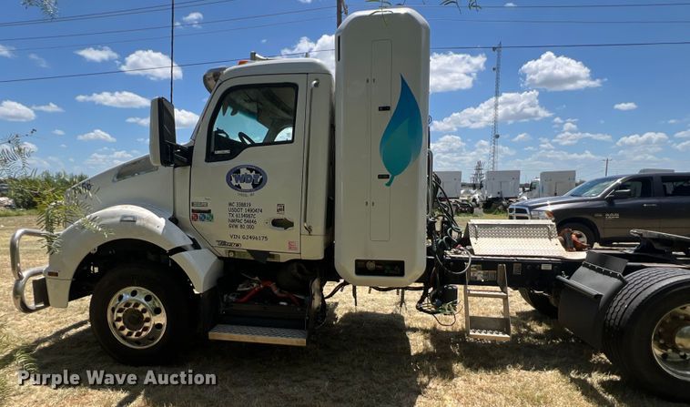 image for item EJ2906 2016 Kenworth T880 semi truck