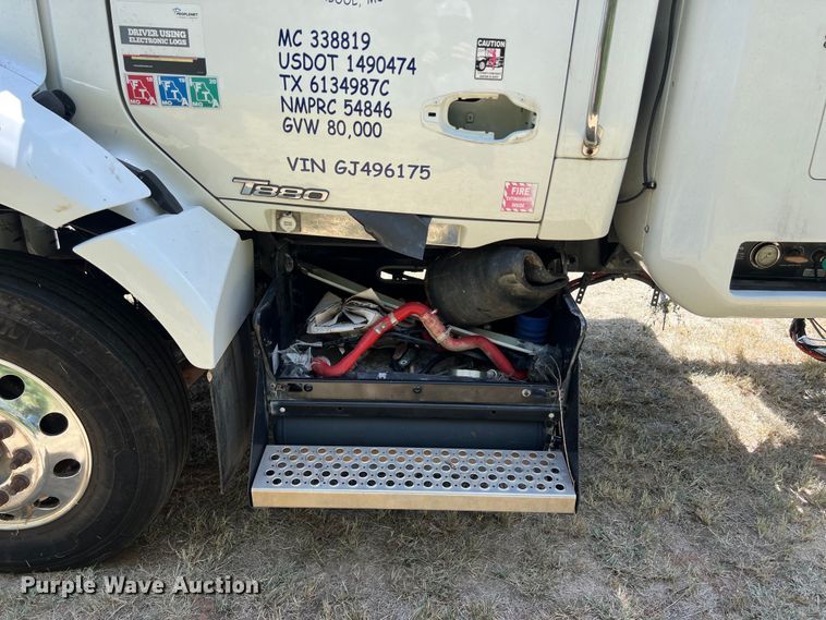 image for item EJ2906 2016 Kenworth T880 semi truck