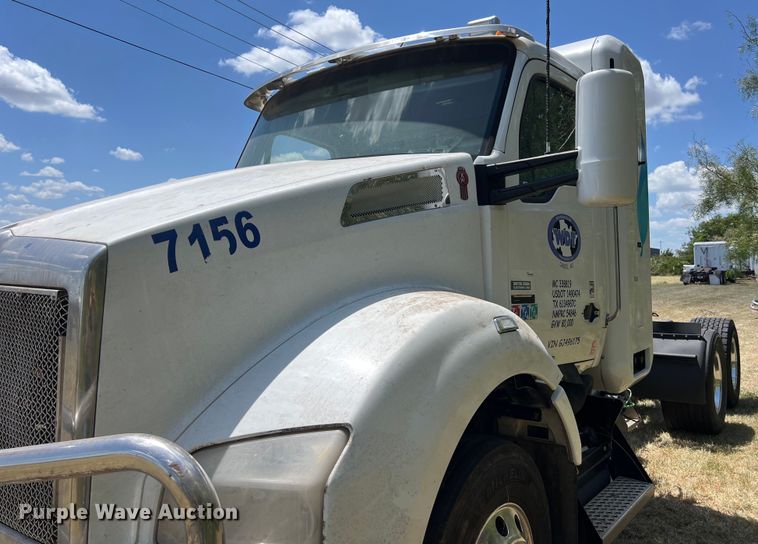 image for item EJ2906 2016 Kenworth T880 semi truck