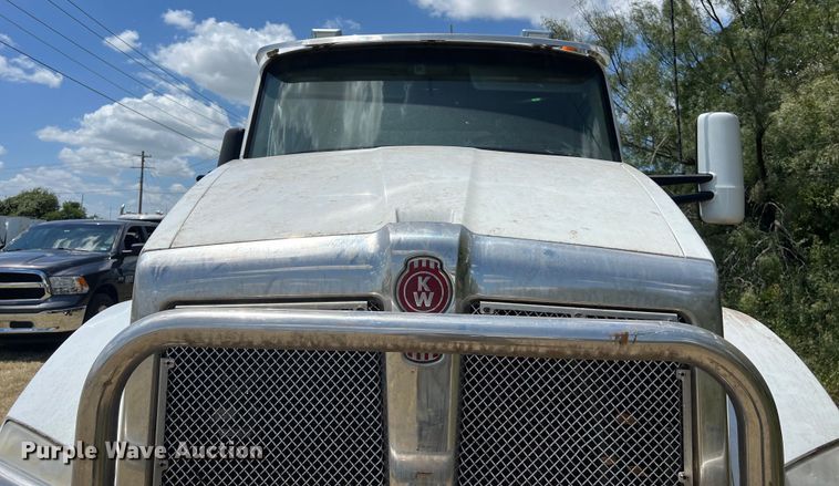 image for item EJ2906 2016 Kenworth T880 semi truck