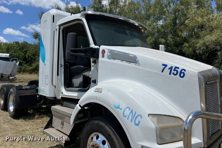 image for item EJ2906 2016 Kenworth T880 semi truck