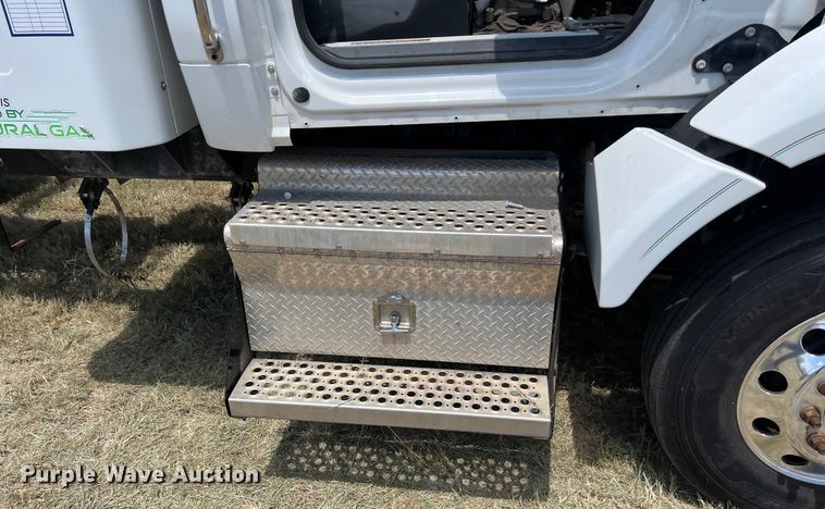 image for item EJ2906 2016 Kenworth T880 semi truck