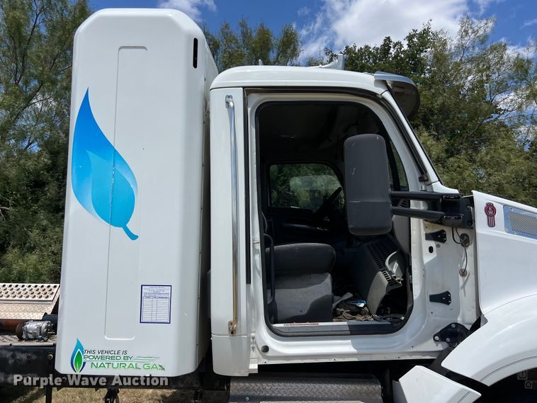 image for item EJ2906 2016 Kenworth T880 semi truck